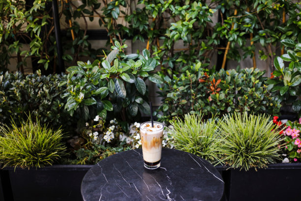 美味的冰拿铁放在大理石桌上，不用吸管图片下载