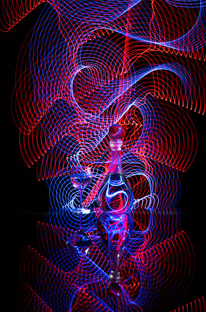 在一个葡萄酒杯和а酒壶后面的光画图片下载