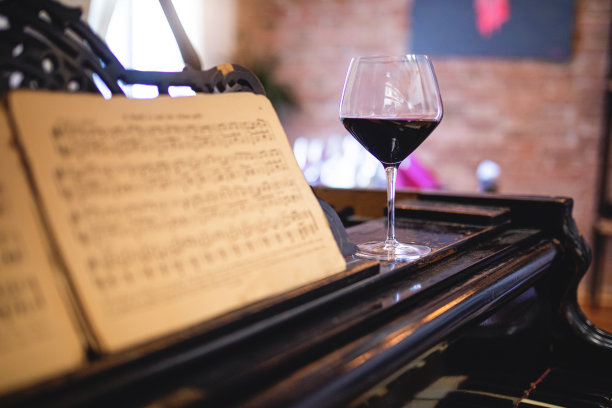 享用一杯葡萄酒图片下载