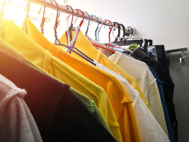 衣服挂在衣架上。图片下载