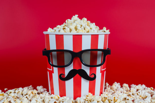 广告广告概念。创意设计图片图片，滑稽搞笑，幽默大笑，快乐的微笑，看起来像一个真正的人，白色条纹的容器装满了美味的培根食物孤立的背景图片下载