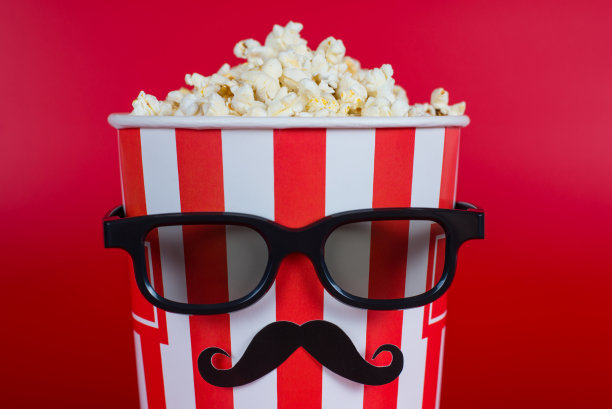 设计销售店铺折扣概念。英俊的特写照片看起来像一个人的包美味的奶酪甜培根美味的食物戴黑色眼镜孤立生动的背景图片下载