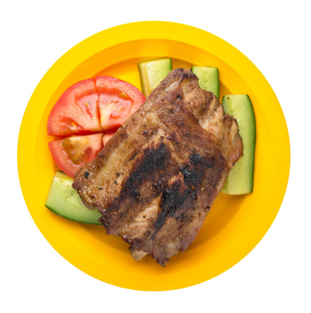 烤排骨配黄瓜片和番茄。孤立在白色背景上的猪排。肋骨俯视图图片下载