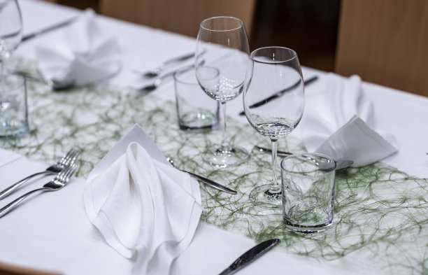 一个装饰桌子的特写在一个宴会上与葡萄酒杯图片下载
