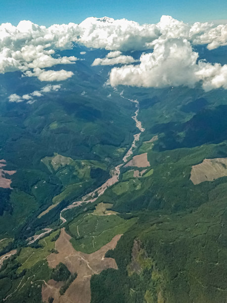 穿越山脉的徒步旅行路线图片下载