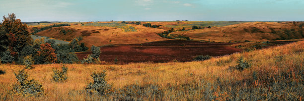 俄罗斯中部丘陵农业农村。萨马拉山谷的夏季景观。俄罗斯的农村。高分辨率文件的大格式打印。图片下载