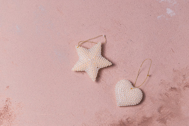 粉粉背景的圣诞复古装饰品素材图片