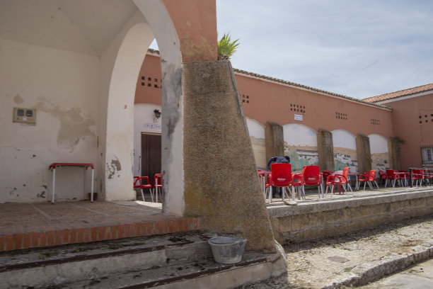 这是空旷的西班牙内陆一个村庄广场的全景图片下载