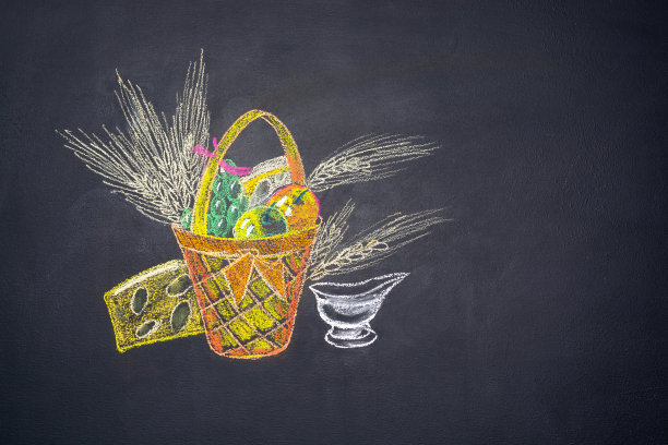 在黑板上设计牛奶和水果篮。图片下载