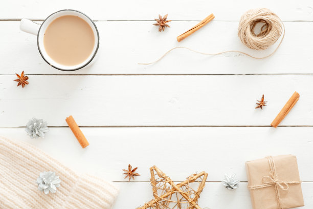 圣诞作文，温馨的家白色书桌热巧克力，礼物，星星，针织围巾，肉桂棒，圣诞装饰品。平躺，俯视图。Hygge概念。素材图片