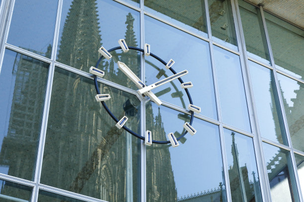 车站时钟与反映科隆大教堂塔图片下载