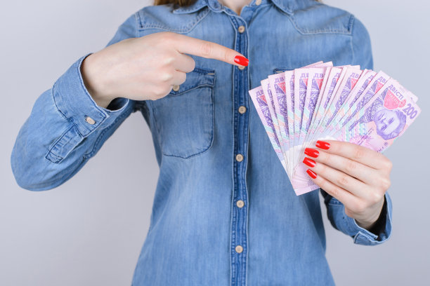 给票据税收抵免利息当铺挣atm投资者投资人债务经济理念。裁剪近距离的照片，女士的手与红色美甲指甲拿钱孤立的背景图片下载