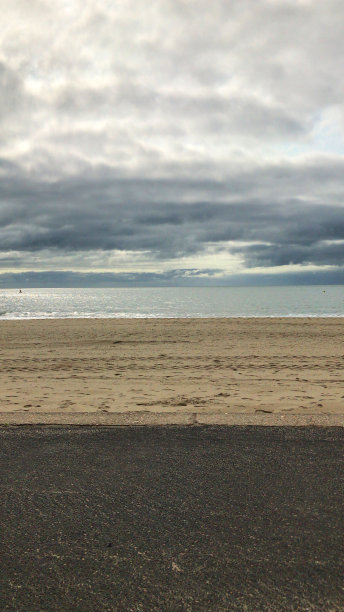 清晨的海滩日出与乌云和不同的表面在海边，混凝土，海滩，大海，天空，伯恩茅斯海滩日出日落照片，多塞特海岸线，英格兰西南部，英国图片下载