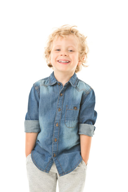 快乐的小男孩站着图片下载