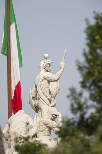 一只黄腿海鸥栖息在罗马市中心卡比托利山上的一个雕塑上。图片下载