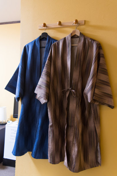 浴衣(浴衣)在酒店房间，酒店客房用品图片下载