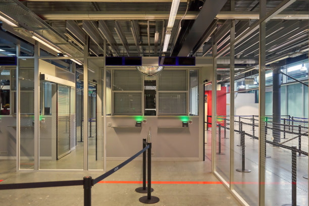 空的机场边境警察柜台，用绳子指示方向图片下载