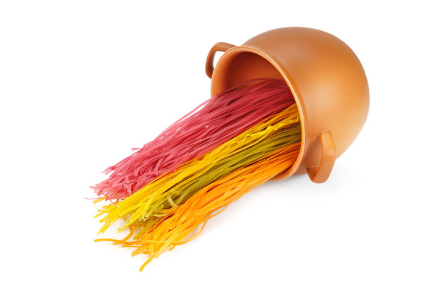 陶罐里的意大利面孤立在白色背景上。图片下载