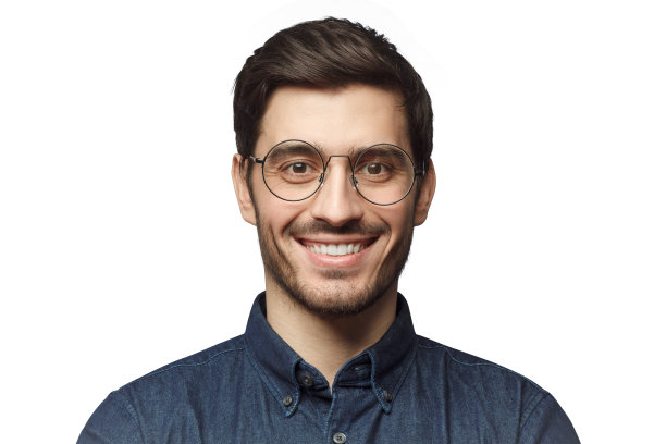 光头的微笑英俊男子与时尚的发型和圆形眼镜孤立在白色的背景图片下载