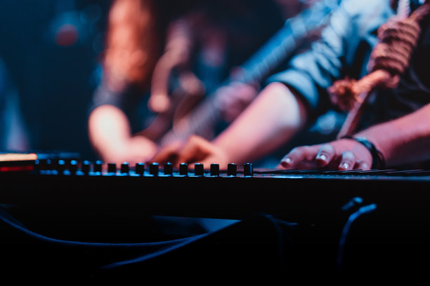 键盘手在舞台上图片下载