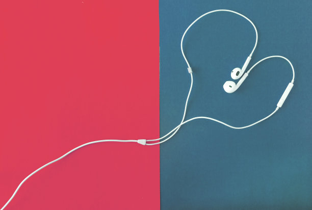 心形耳机上红粉绿蓝背景俯视图图片下载