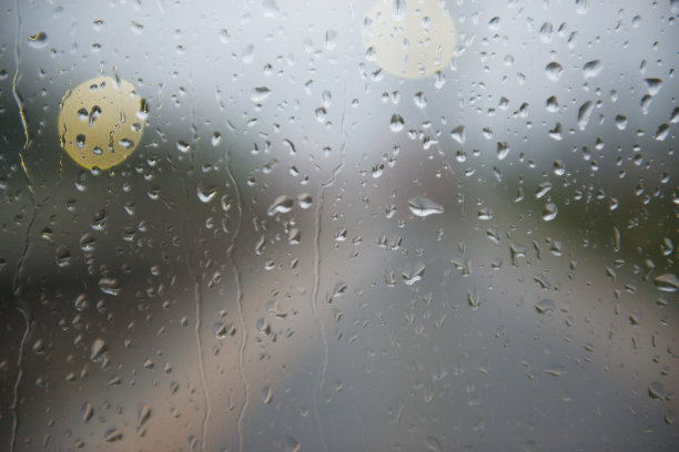 多雨的窗口图片下载