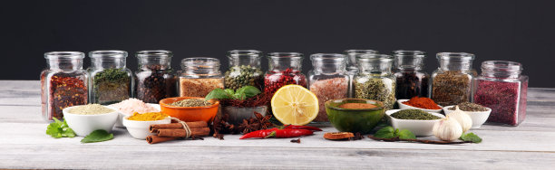 桌上有香料和香草。食物和烹饪配料与胡椒图片下载