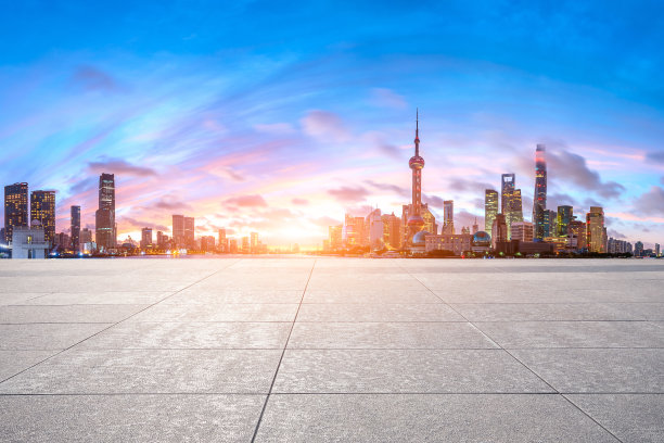 日出时，上海的天际线和现代建筑中空荡荡的广场层图片下载