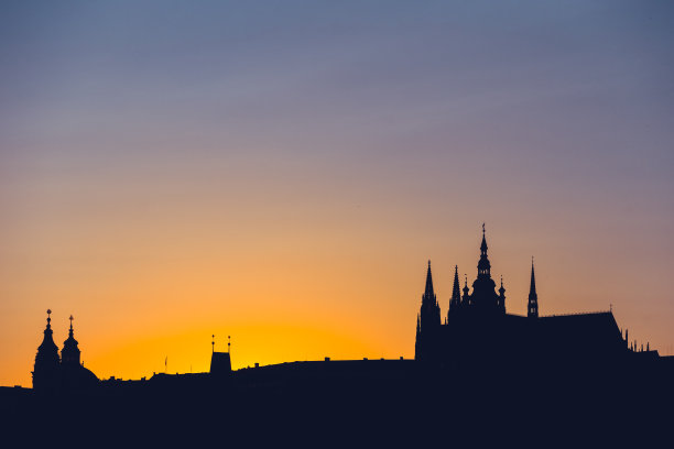 捷克共和国，布拉格，圣维塔斯大教堂日落的剪影图片下载