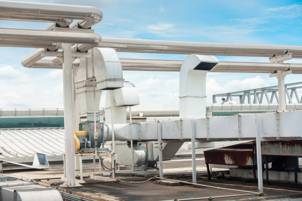 制造型电厂屋面地板送风、排风机、冷水机组管道。空调冷水机组管道及空调系统出风口通风罩的建筑结构图片下载