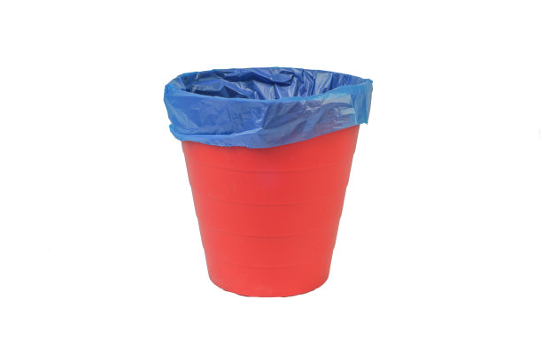 白色背景上的红色塑料垃圾或垃圾桶。图片下载