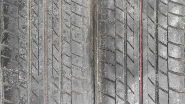 旧轮胎堆放得很近。图片下载