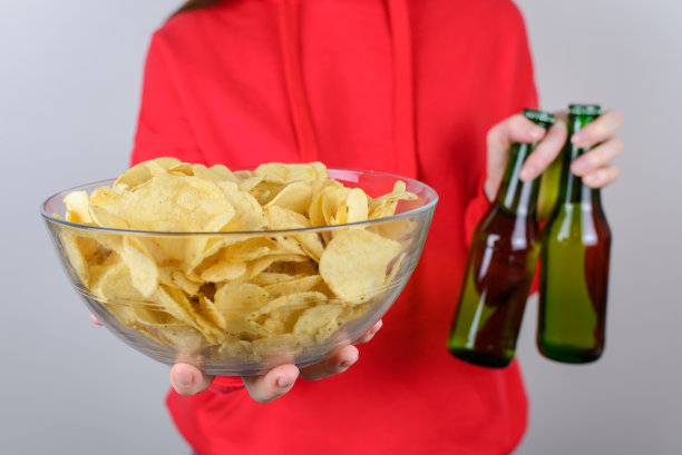 庆祝朋友聚会在家的概念。愉快兴奋的好漂亮的女士抱着满大的大盘子与美味的食物孤立的灰色背景的特写照片肖像图片下载