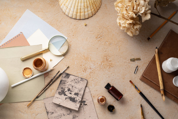 flatlay艺术家的工作空间。以乡村为背景的艺术设备。顶部视图与复制空间。图片下载