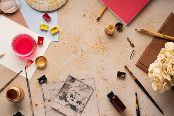 flatlay艺术家的工作空间。以乡村为背景的艺术设备。从上面看与复制空间。图片下载