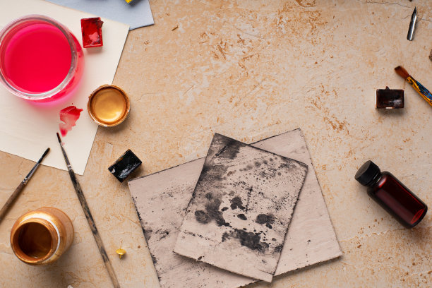 flatlay艺术家的工作空间。以乡村为背景的艺术设备。从上面看与复制空间。图片下载