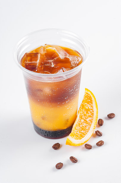 白底上加咖啡、橙汁和冰块的冷饮图片下载