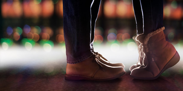 爱情和关系概念，情侣在冬天的浪漫夜晚接吻的低节。侧视图。灯光散景以城市为背景图片下载