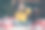 欣喜的好欣喜的女孩听着圣诞音乐欣喜的新年气氛穿着黄色套衫牛仔裤牛仔坐在地板上的全长体型照片图片下载
