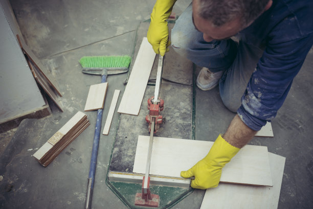 工人在测量和切割瓷砖的照片图片下载