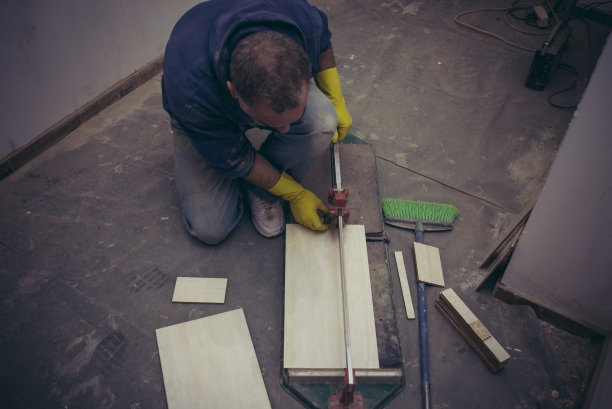 工人在测量和切割瓷砖的照片图片下载