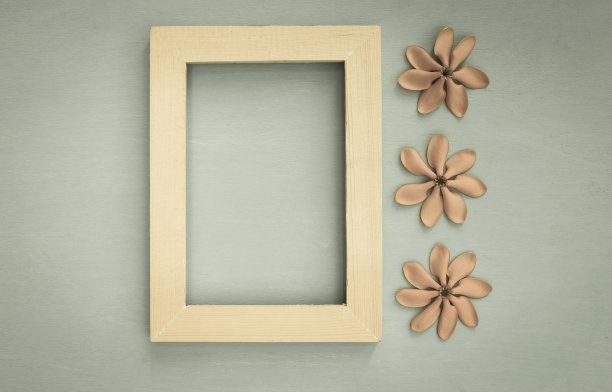 木质画框与黄色的花在木材纹理的背景图片下载