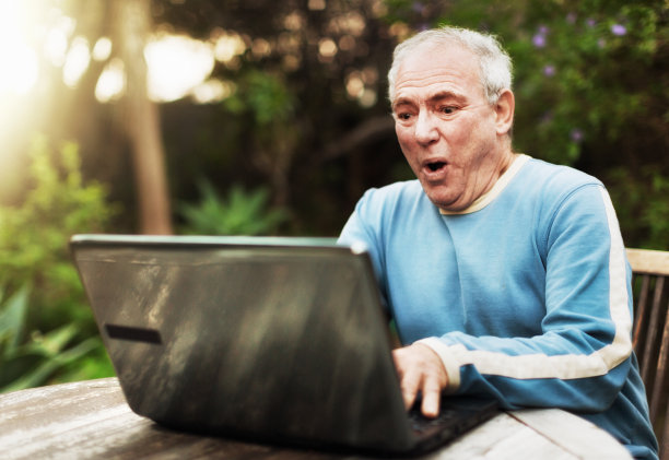 一位老人对他笔记本电脑上的东西很满意图片下载