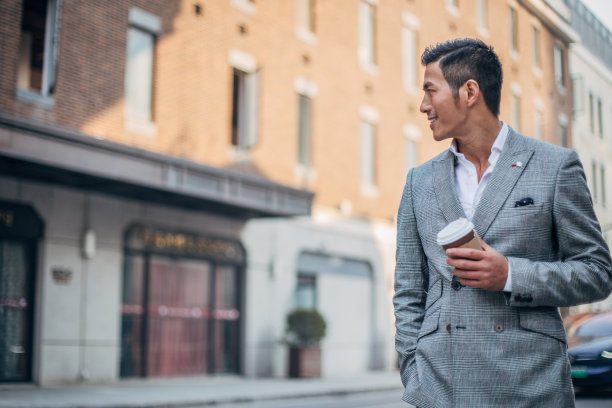 英俊的绅士在城市西装图片下载