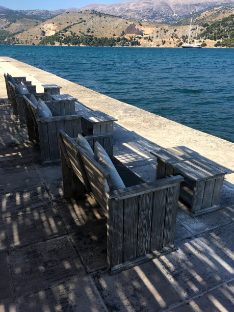 水边的座位图片下载