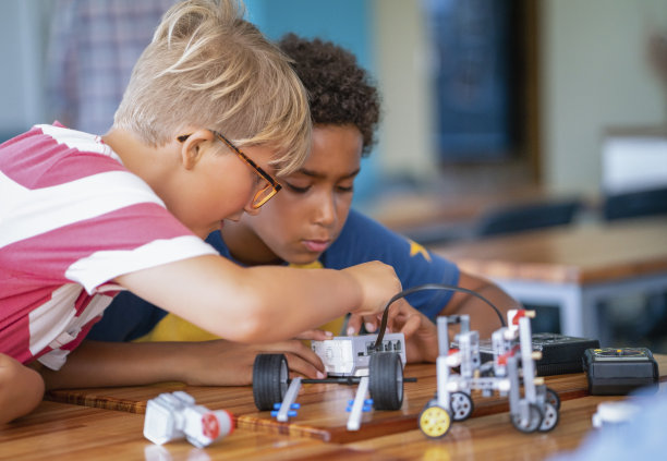 男生们一起做STEM项目图片下载