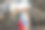 年轻迷人的美丽和时尚的年轻女人与滑板摆姿势的照片。春天的一天，她站在城市的街道上享受。快乐和随意穿着的女人正在户外日落休息。美丽的年轻女子图片下载