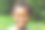 6岁的非洲裔美国华裔女孩摆姿势肖像在郁郁葱葱的户外后院设置图片下载