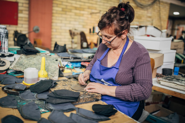 女人做鞋图片下载