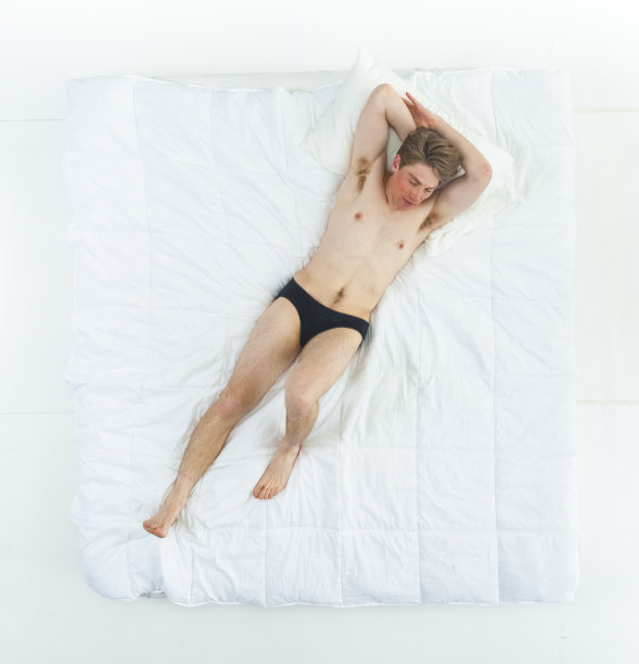 性感的男人在床上穿着内衣图片下载